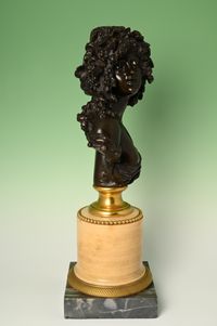 Een bronzen buste, voorstellende een Bacchante. - afbeelding 6