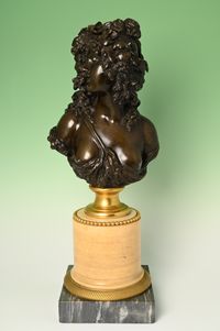 Een bronzen buste, voorstellende een Bacchante. - afbeelding 3