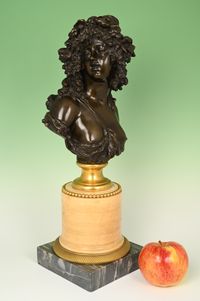 Een bronzen buste, voorstellende een Bacchante. - afbeelding 1