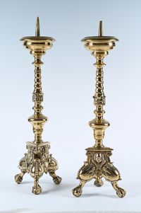 Een stel 17de eeuwse bronzen kandelaars - afbeelding 2