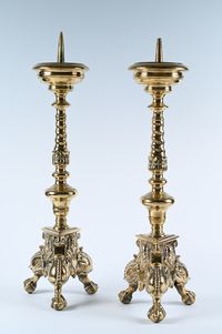 Een stel 17de eeuwse bronzen kandelaars - afbeelding 1