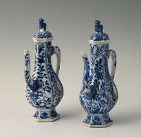 A pair of Chinese porcelain pouring jugs - image 3