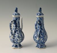 A pair of Chinese porcelain pouring jugs - image 4