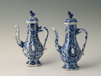 A pair of Chinese porcelain pouring jugs - image 1