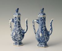 A pair of Chinese porcelain pouring jugs - image 2