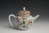 Een Chinees famille rose theepot - afbeelding 1