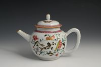 Een Chinees famille rose theepot - afbeelding 3