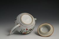 Een Chinees famille rose theepot - afbeelding 5