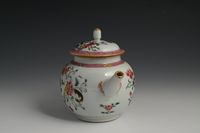 Een Chinees famille rose theepot - afbeelding 2