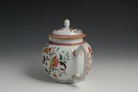 Een Chinees famille rose theepot - afbeelding 4