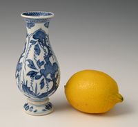 A Chinese porcelain vase - image 1