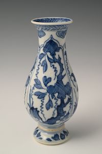 A Chinese porcelain vase - image 2