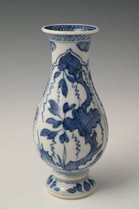 A Chinese porcelain vase - image 3