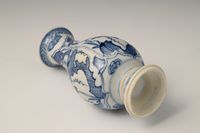 A Chinese porcelain vase - image 5