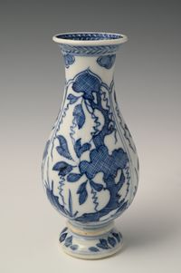 A Chinese porcelain vase - image 4