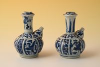 A pair of Chinese porcelain Kendi's - image 5