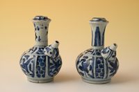 A pair of Chinese porcelain Kendi's - image 6