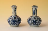 A pair of Chinese porcelain Kendi's - image 7