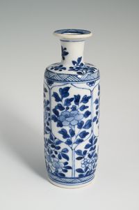 A Chinese porcelain vase - image 3