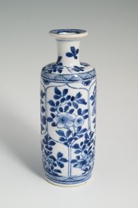 A Chinese porcelain vase - image 4