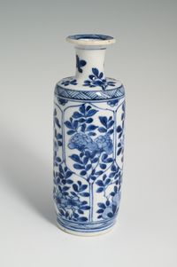 A Chinese porcelain vase - image 5