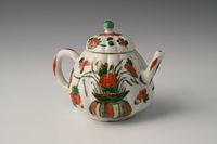 A Chinese porcelain teapot - image 4