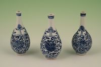 A set of three Chinese porcelain vases - image 1