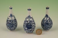 A set of three Chinese porcelain vases - image 2