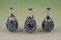 A set of three Chinese porcelain vases - image 3