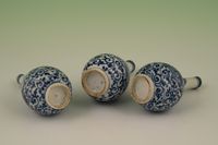 A set of three Chinese porcelain vases - image 4