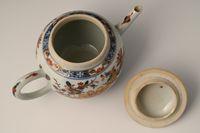 A Chinese porcelain Imari teapot with floral decor - image 5