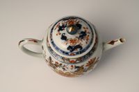 A Chinese porcelain Imari teapot with floral decor - image 7