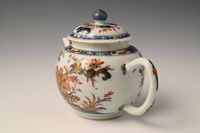 A Chinese porcelain Imari teapot with floral decor - image 4