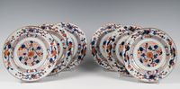 Een set van zes Chinese porseleinen Imari borden - afbeelding 1