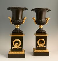 Een stel vuurverguld en gepatineerde bronzen Empire siervasen - afbeelding 1