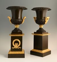 Een stel vuurverguld en gepatineerde bronzen Empire siervasen - afbeelding 2