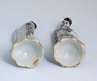 Een stel Delfts aardewerk chinoiserie sculpturen - afbeelding 4