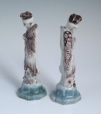 Een stel Delfts aardewerk chinoiserie sculpturen - afbeelding 3