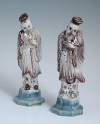 Een stel Delfts aardewerk chinoiserie sculpturen - afbeelding 1