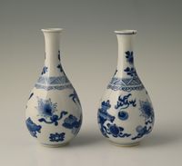 A pair of Chinese porcelain vases - image 3