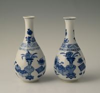 A pair of Chinese porcelain vases - image 1