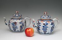 Een paar grote Chinese Imari theepotten - afbeelding 1
