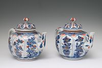 Een paar grote Chinese Imari theepotten - afbeelding 4