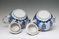 Een paar grote Chinese Imari theepotten - afbeelding 6