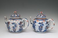 Een paar grote Chinese Imari theepotten - afbeelding 2