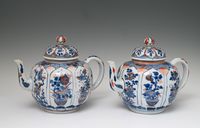 Een paar grote Chinese Imari theepotten - afbeelding 5