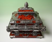 Een zeldzaam documenten kist bekleed met schildpad en zilver. - afbeelding 7