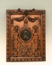 Een fraai gesneden houten lijst met in het midden een bronzen medaillon van Napoleon I - afbeelding 1