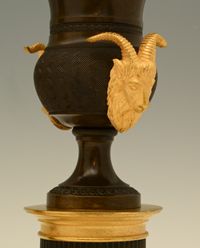 Een stel vuurverguld en gepatineerde bronzen Empire siervasen - afbeelding 5