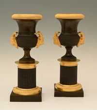 Een stel vuurverguld en gepatineerde bronzen Empire siervasen - afbeelding 1